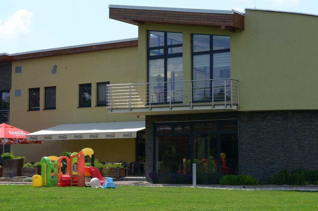 Hotel Predium Vráble Extérieur photo